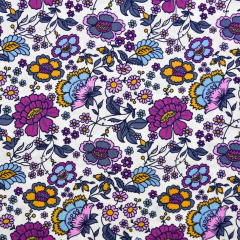 Baumwollstoff Blumen Ranken, beere blau cremeweiss