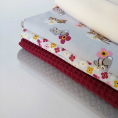 Jerseystoff kleine Rehe Hasen Blumen, flieder