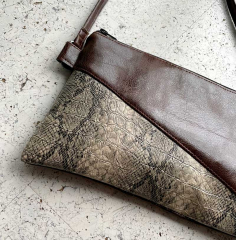 Lederimitat Krokoprgung Schlangendruck, schwarz beige