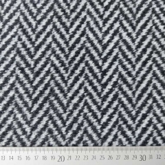 Strickstoff Fischgrt Zickzackmuster dick weich, schwarz grauwei