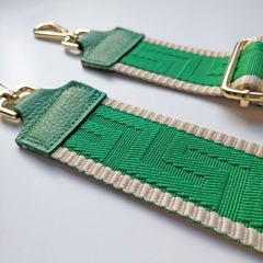 Taschengurt grafisches Muster - ecrue grün- grünes Leder - gold Schnallen