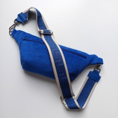 Taschengurt grafisches Muster - ecrue kobaltblau- kobaltblaues Leder - silber Schnallen