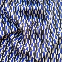 Viskosestoff mit Stretch Blusenstoff grafisches Muster, lilablau schwarz wei