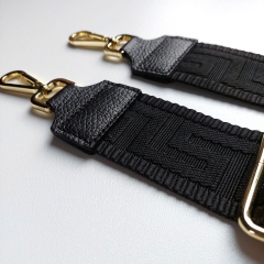 Taschengurt Taschenriemen grafisches Muster 3D-schwarz-schwarze Lederenden - gold Schnalle