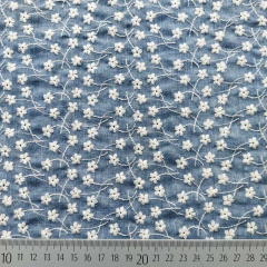 bestickter Baumwollstoff Voil Blmchen Stickerei, natur jeansblau
