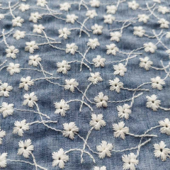 bestickter Baumwollstoff Voil Blmchen Stickerei, natur jeansblau