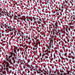 Viskosestoff Popelin kleines Leopardenmuster Blusenstoff, weinrot beere wei