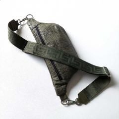 Taschengurt Taschenriemen grafisches Muster 3D, armygrn - armygrne Lederenden - gold Schnallen