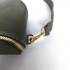 Ledertasche rechteckig mit Lederriemen - army grn -gold Schnallen