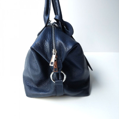 Ledertasche Handtasche gro rechteckig Ringe an den Seiten, dunkelblau