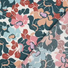 Baumwollstoff seidig glatt abstrakte Blumen, hellblau terracotta pertol wei
