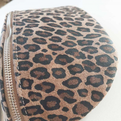 Bauchtasche Wildleder kleines Leomuster Animal Print - schwarz braun braun -silber Schnallen-Made in Italy