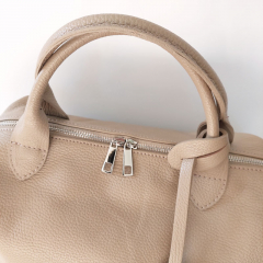 Ledertasche Handtasche gro rechteckig Ringe an den Seiten, hellbeige