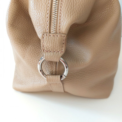 Ledertasche Handtasche gro rechteckig Ringe an den Seiten, hellbeige