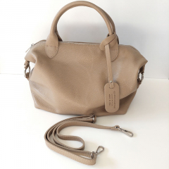 Ledertasche Handtasche gro rechteckig Ringe an den Seiten, hellbeige
