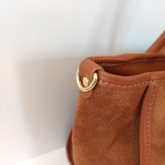 Wildledertasche Handtasche rechteckig goldene Schnallen, cognac braun