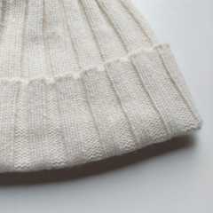 Mtze aus Kaschmirmix Strickstoff- cremewei- made in Italy