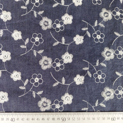 Jeansstoff bestickt Blumen, wei dunkelblau