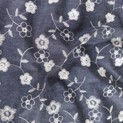 Jeansstoff bestickt Blumen, wei dunkelblau