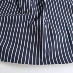 Baumwollstoff mit Stretch Lngsstreifen, wei dunkelblau