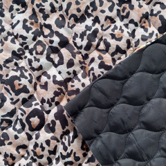 RESTSTCK 38 cm Steppstoff Leoparden Muster Samtstoff Tropfen 3-lagig wattiert, braun schwarz ecrue