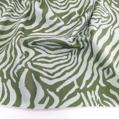 Baumwollsatin Baumwollstoff mit Stretch Animal Print, armygrn schilfgrn
