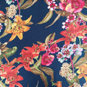 RESTSTCK 52 cm Viskosestoff Crepe Stoff Blusenstoff Blumen - rot dunkelblau