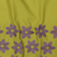 Baumwollstoff uni einseitig bestickte Bogenkante Blumen, pflaume gelbgrn