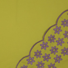 Baumwollstoff uni einseitig bestickte Bogenkante Blumen, pflaume gelbgrn
