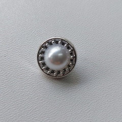 1 Set/ 5 Knpfe - Knopf in Perlen-Optik mit silberfarbiger Umrandung, silber wei
