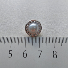 1 Set/ 5 Knpfe - Knopf in Perlen-Optik mit silberfarbiger Umrandung, silber wei