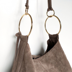 Wildledertasche mit groen goldenen Ringe, taupe (matt braun)