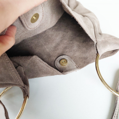 Wildledertasche mit groen goldenen Ringe, taupe (matt braun)