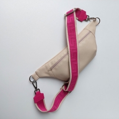 Taschengurt grafisches Muster - ecrue dunkelpink- dunkelpink Leder - silber Schnallen