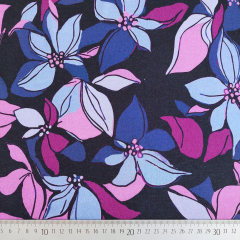 Sweatstoff Blumen Bltter, lilablau beere blauschwarz