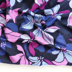 Sweatstoff Blumen Bltter, lilablau beere blauschwarz