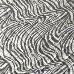 Steppstoff Animal Print Zebramuster wattiert, grau cremewei