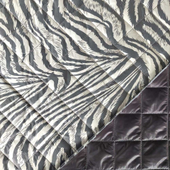 Steppstoff Animal Print Zebramuster wattiert, grau cremewei