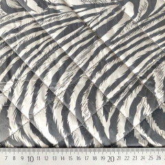 Steppstoff Animal Print Zebramuster wattiert, grau cremewei