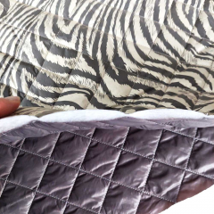 Steppstoff Animal Print Zebramuster wattiert, grau cremewei