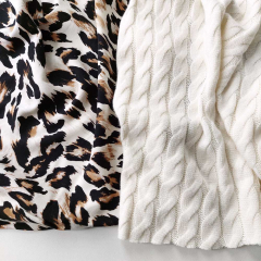 Strickstoff Zopfmuster klassischer Stil, cremewei