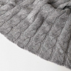 Strickstoff Zopfmuster klassischer Stil, mittelgrau