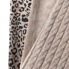 Strickstoff Zopfmuster klassischer Stil, mittelgrau