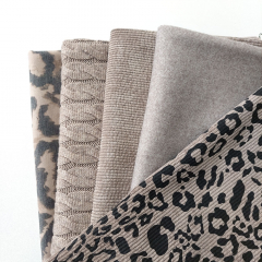 Strickstoff Zopfmuster klassischer Stil, mittelgrau