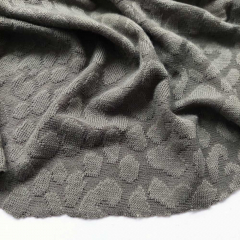 Jacquard Strickstoff Leopardenmuster 3D, armygrn