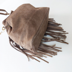Wildledertasche Beuteltasche Fransen, taupe goldene Schnallen