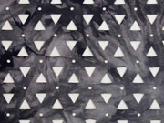 RESTSTCK 103 cm Viskosejersey Laser Cut Dreiecke Batik, schwarz