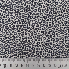 Cordstoff schmale Rippen kleine Leopardenmuster, schwarz ecrue