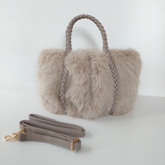 Fake Fur Felltasche geflochtene Griffe - helltaupe