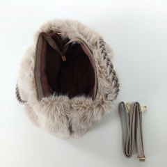 Fake Fur Felltasche geflochtene Griffe - helltaupe